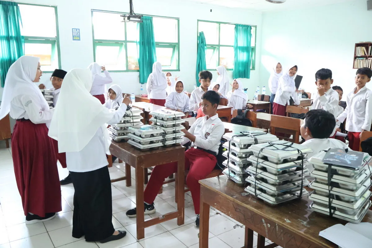 Wali Kelas Dampingi Pelaksanaan Hari Pertama MBG di MTsN 8 Sleman