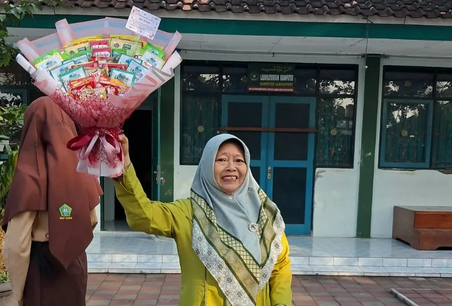 Harumkan Pengabdian, Ibu Dyah Resmi Purna Tugas di Tengah Kegiatan Jum’at Bersilat MTsN 1 Sleman