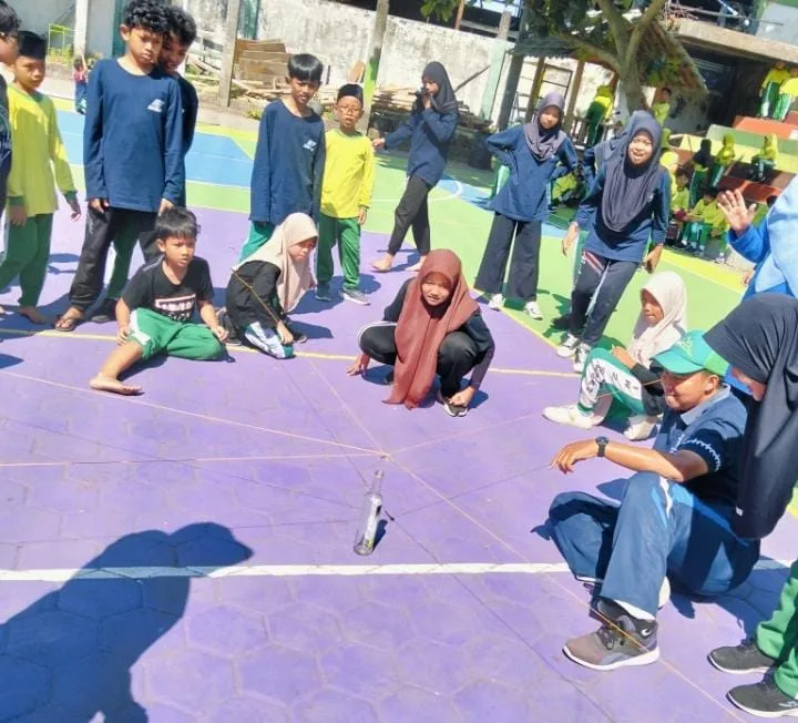 Latih Kekompakan, Siswa MIN 2 Sleman Ikuti Lomba Paku Botol Rayakan HUT RI