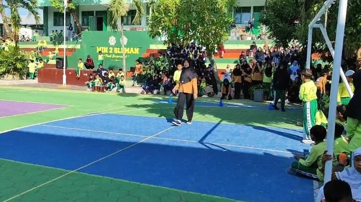 Latih Keseimbangan, Siswa MIN 2 Sleman Ikuti Lomba Estafet Kelereng Meriahkan HUT RI