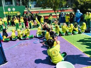 Latih Ketangkasan, Lomba Estafet Air Siswa MIN 2 Sleman Hiasi HUT RI