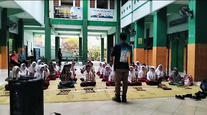 Perdana, MIN 2 Sleman Adakan Ekstrakurikuler Angklung