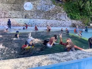 Santri Boarding MTsN 9 Sleman Nikmati Kegiatan Berenang Bersama di Sendang Sombomerti