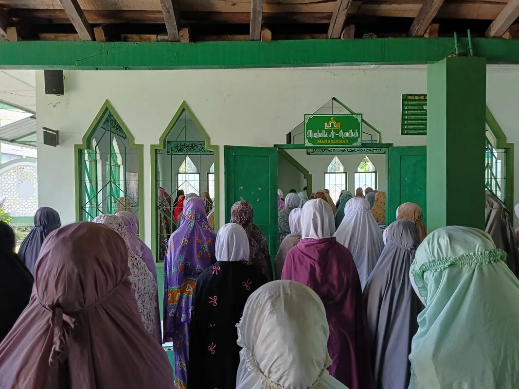 MAN 5 Sleman Rutin Laksanakan Salat Zuhur Berjamaah untuk Pembentukan Karakter