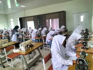 Belajar Mengoperasikan Mesin Jahit, Siswa Kelas X Tata Busana MAN 5 Sleman Semakin Terampil