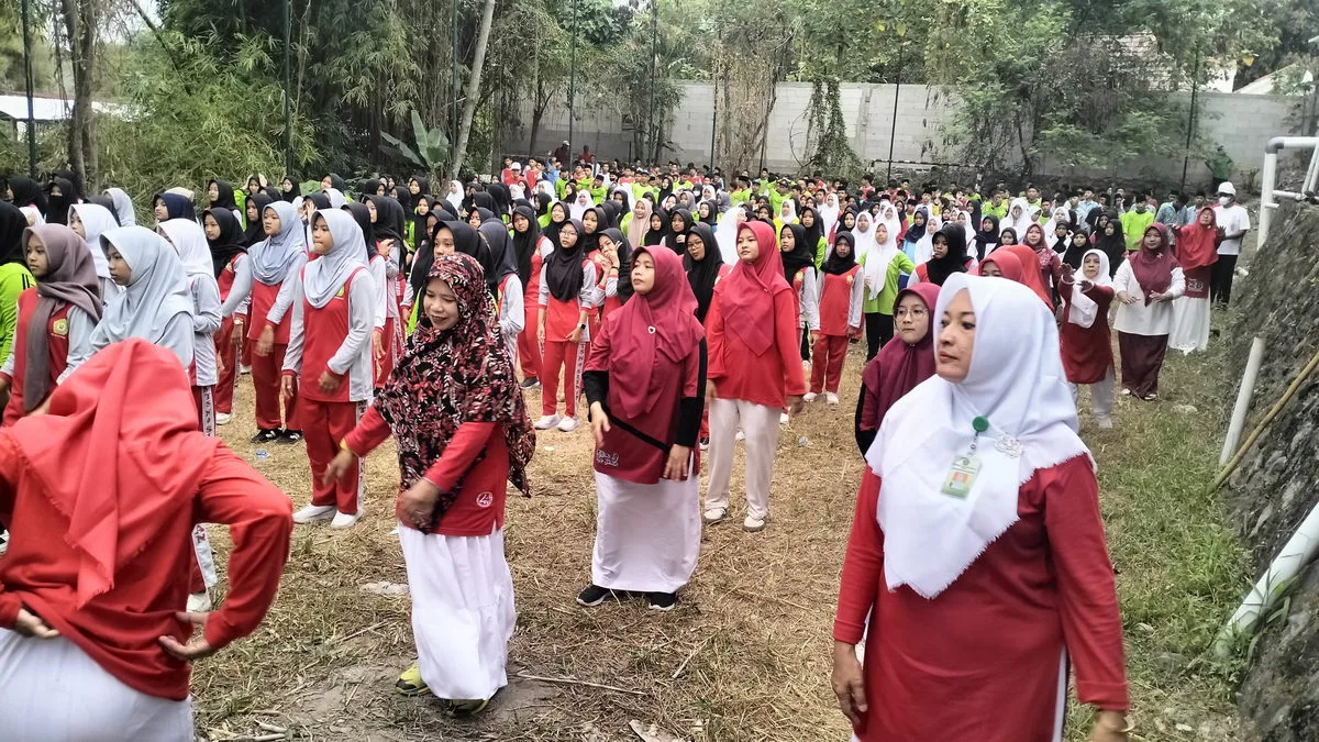 Jumat Sehat MTsN 9 Sleman, Meriahkan Pagi dengan Senam Bersama