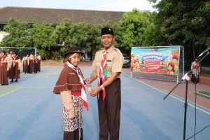 Kamabigus MTsN 8 Sleman Sematkan Tanda Peserta Dianpinru 2025