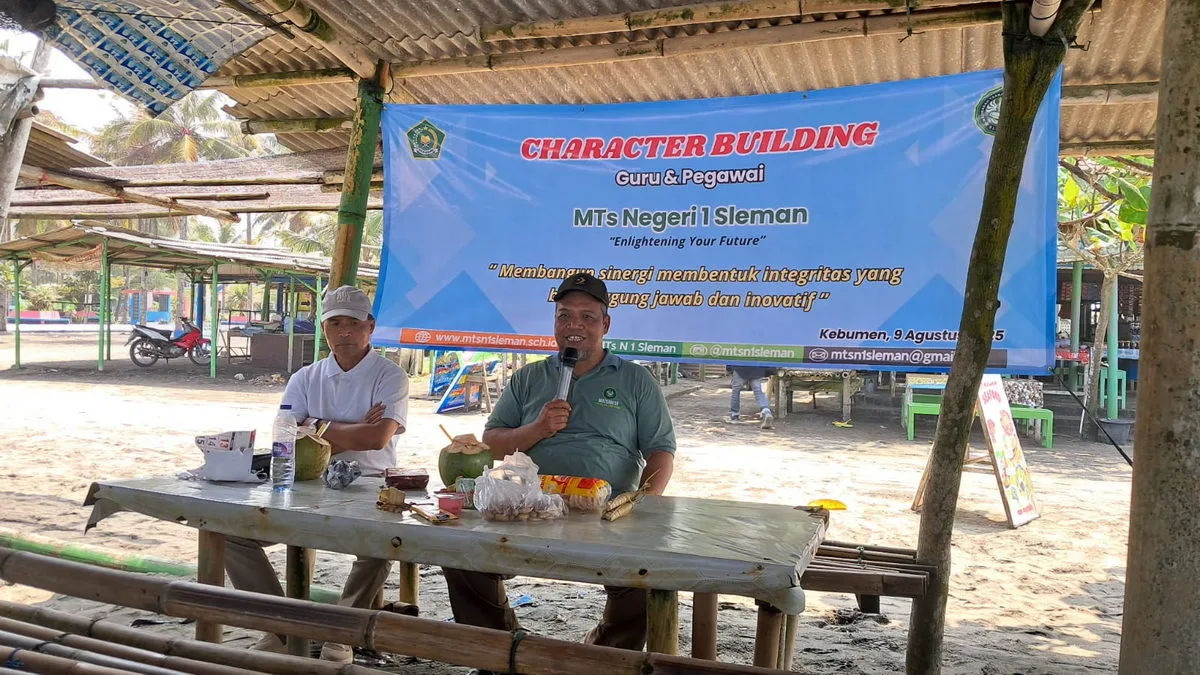 Kepala MTsN 1 Sleman Berikan Pembinaan Character Building kepada Guru dan Pegawai di Pantai Suwuk, Kebumen