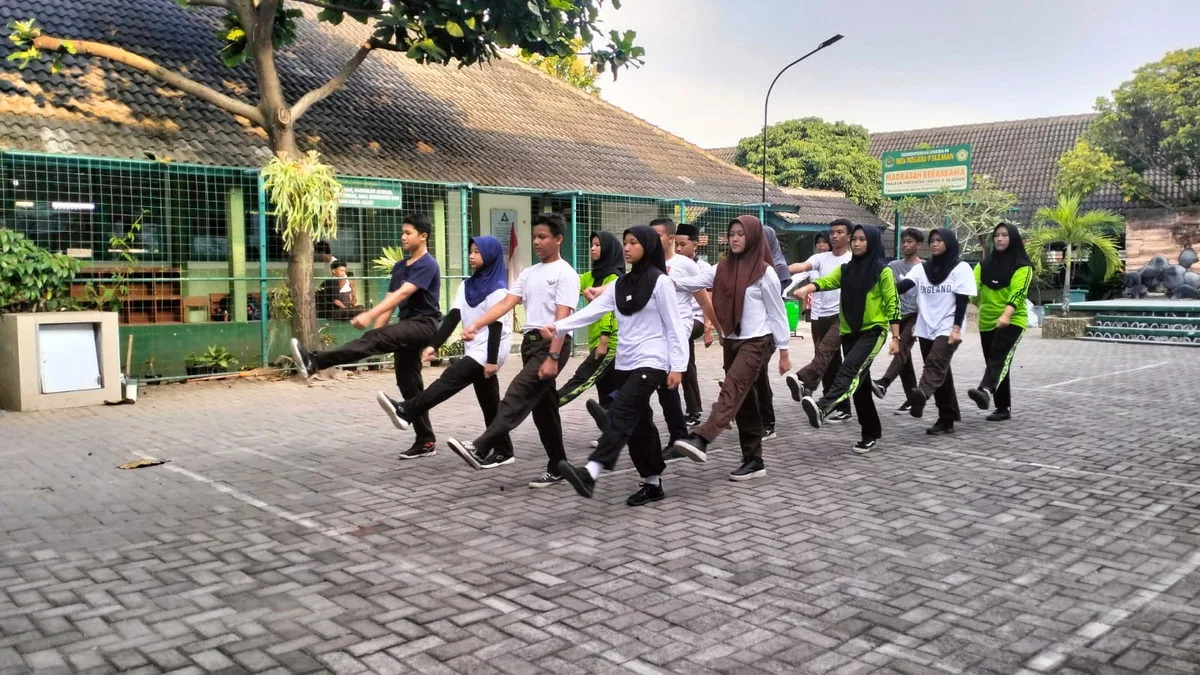 Pasukan Inti Pengibar Bendera MTsN 9 Sleman Antusias Berlatih Jelang HUT ke-80 RI