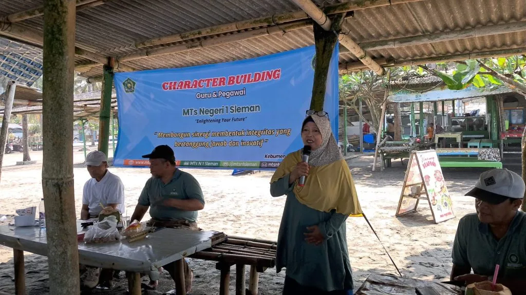 Perpisahan Penuh Haru, MTsN 1 Sleman Melepas Ibu Dyah Dwi Laili dan Ibu Qurota Ayun