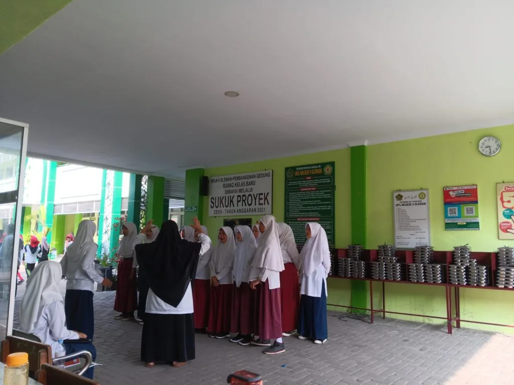 Persiapkan Upacara 17 Agustus, Siswa MTsN 9 Sleman Lakukan Latihan Paduan Suara