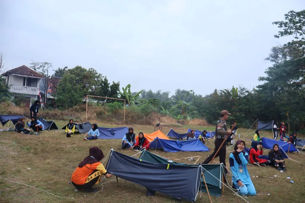 Peserta Dianpinru MTsN 8 Sleman Latihan Mendirikan Tenda di Lapangan Madrasah
