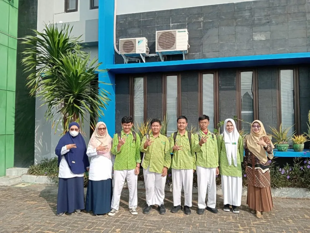Peserta OSN Kebumian MAN 3 Sleman “Ngulik” Cara Kerja Alat Pengamat Cuaca di BMKG DIY