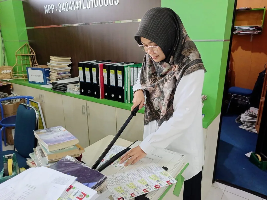Pustakawan Amarta Siapkan Kartu Anggota Perpustakaan untuk Siswa Kelas X