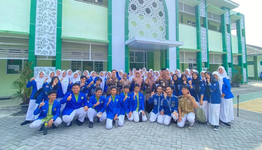 Siswa MEC MAN 3 Sleman Belajar Memanfaatkan Lab Bahasa Inggris di PBI UII