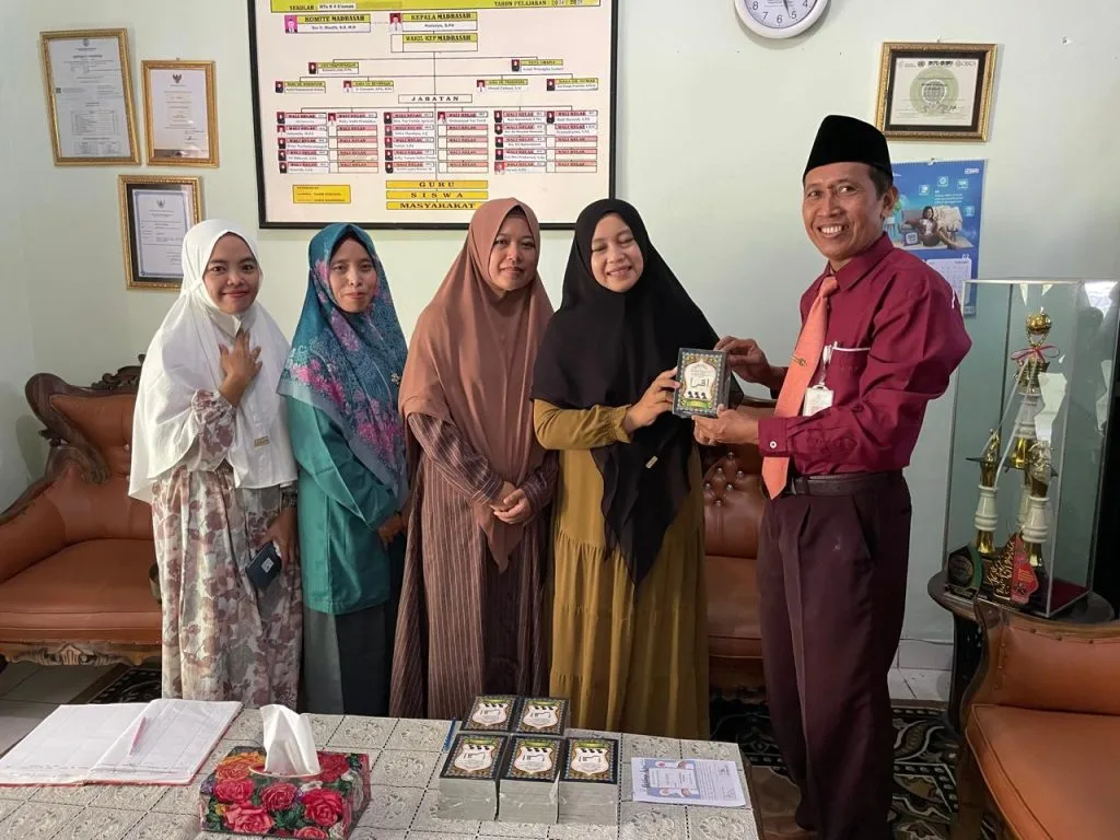 Tingkatkan Semangat Mengaji, Tim Berbagi Iqro Serahkan 60 Buku Iqro di MTsN 4 Sleman