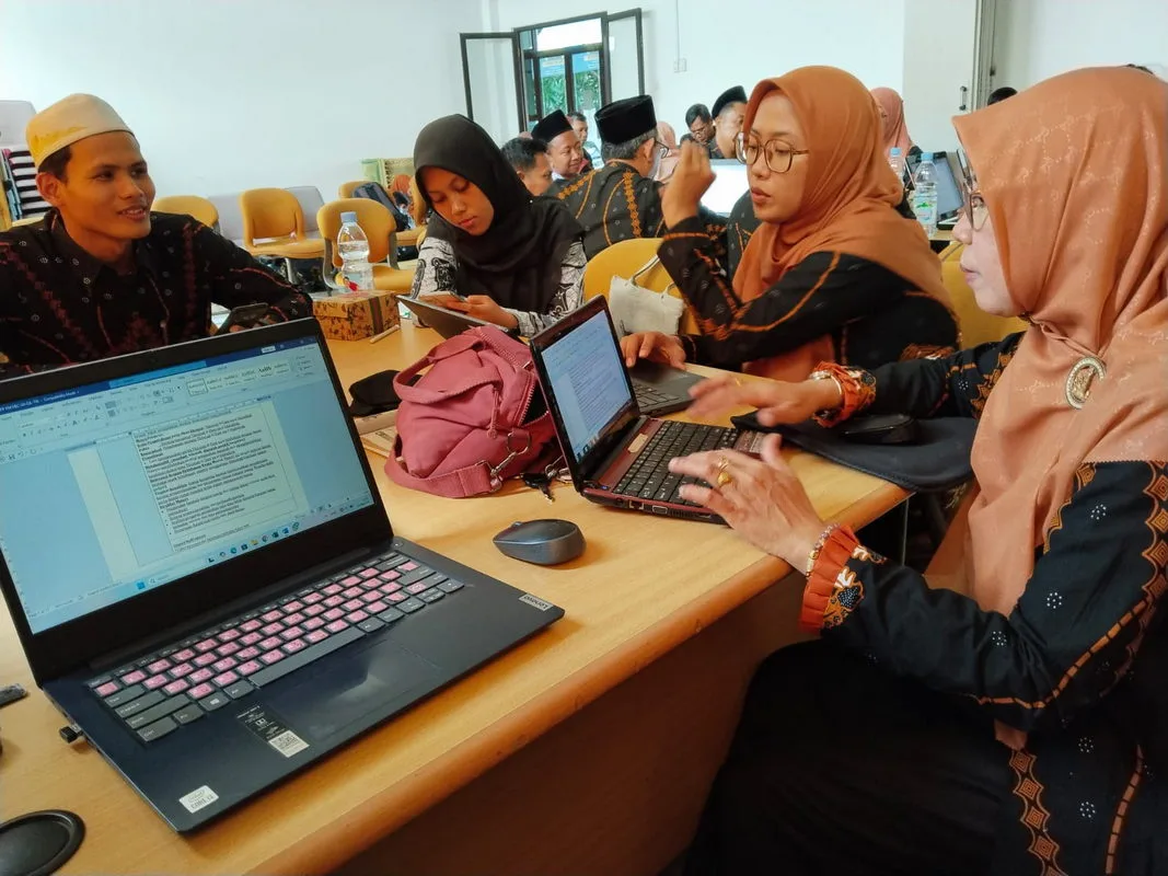 Ibu Eni, Guru Bahasa Arab Ikuti MGMP MA se-DIY di MA An-Nur Ngrukem, Bantul
