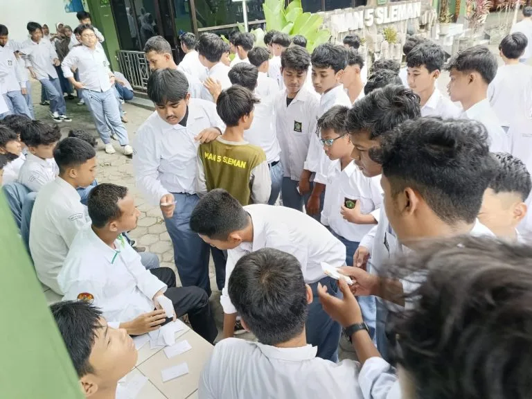 MAN 5 Sleman Terapkan Kartu Kendali Sholat untuk Tertib Solat  Berjamaah