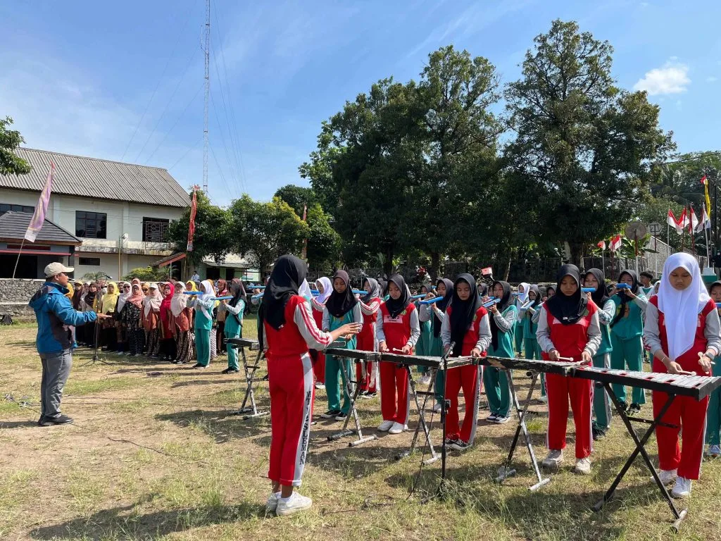 Sambut HUT RI ke-80, Korsik MTsN 2 Sleman dan Paduan Suara Guru Tempel Kompak Berlatih