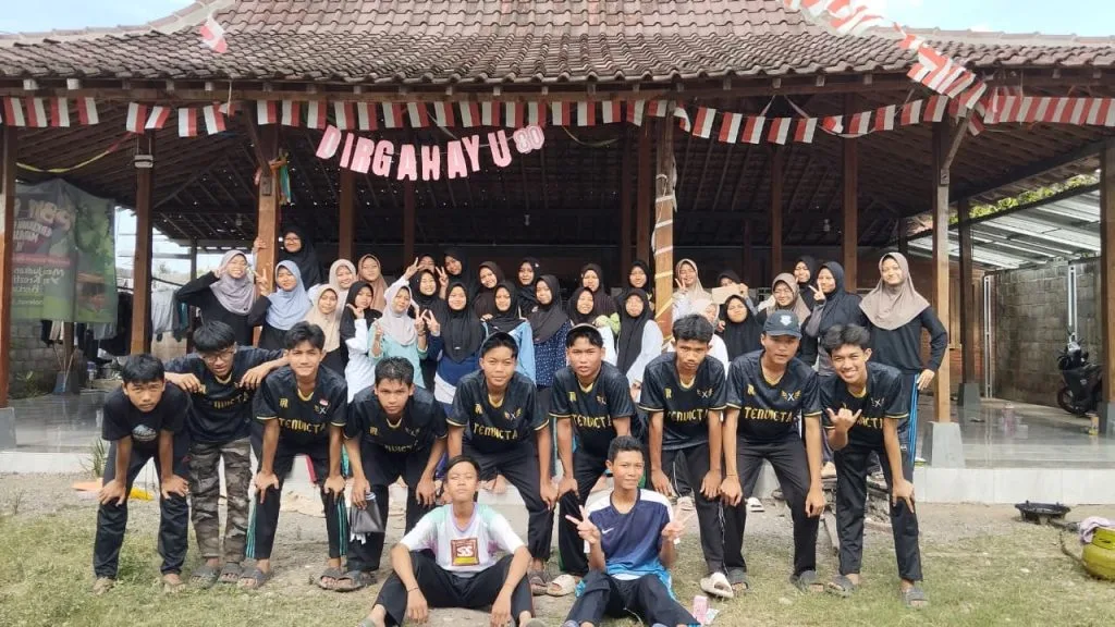 Santri Asrama Al Uswah MAN 1 Sleman Meriahkan HUT RI ke-80
