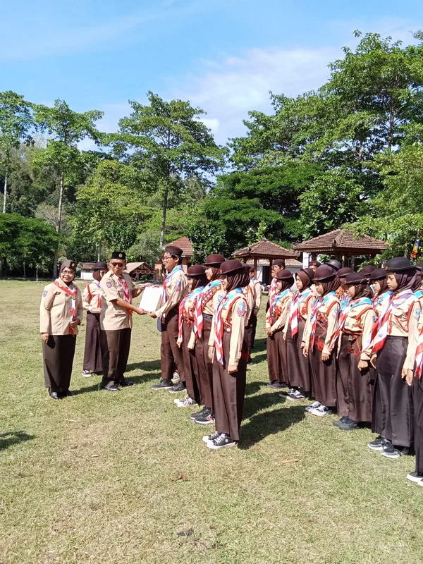 Dewan Penggalang MTsN 8 Sleman Raih Penghargaan Bintang Tahunan pada Upacara Hari Pramuka