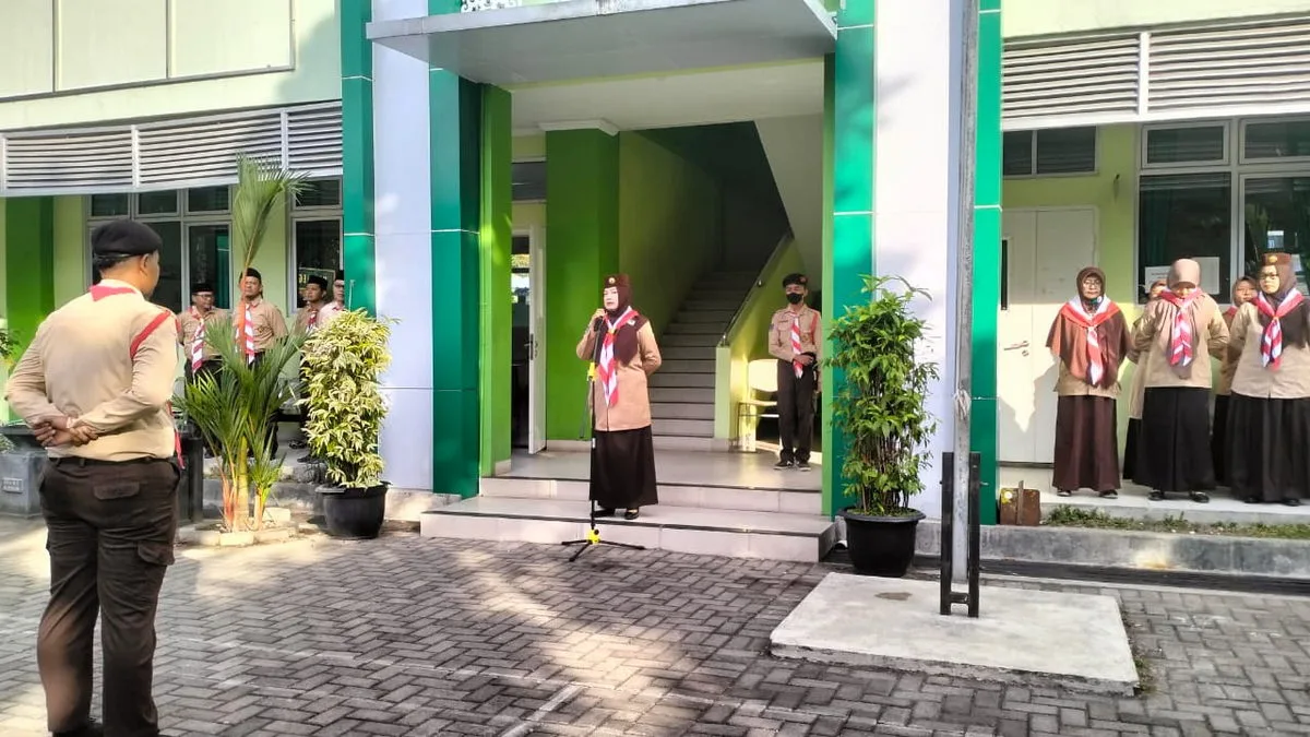 Kepala MTsN 9 Sleman Bacakan Sambutan Ketua Kwartir Nasional dalam Upacara Peringatan Hari Pramuka ke 64