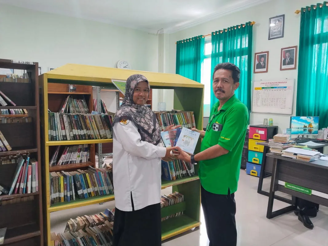 KTU MTsN 9 Sleman Sumbang Buku untuk Perpustakaan Lentera MTsN 9 Sleman