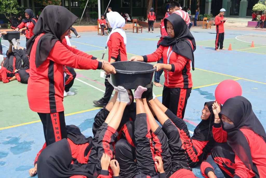 Lomba Baskom Kaos Kaki HUT RI ke-80 MTsN 8 Slemani Uji Konsentrasi dan Kerja Sama Tim