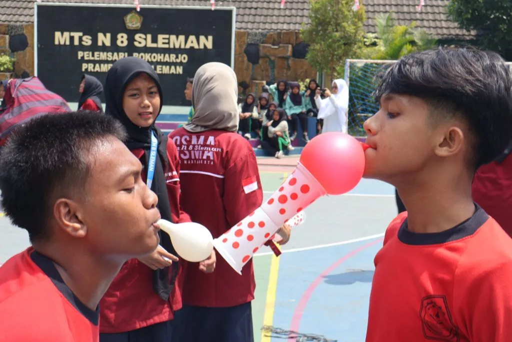 Lomba Estafet Meniup Balon dalam Gelas di MTsN 8 Sleman Berlangsung Seru dan Menegangkan