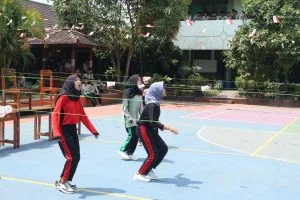 Lomba Meniup Gelas Meriahkan Perayaan HUT RI ke-80 di MTsN 8 Sleman