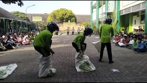 Meriahkan HUT ke-80 RI, MTsN 9 Sleman Gelar Lomba Make-up dengan Mata Tertutup dan Balap Karung dengan Helm