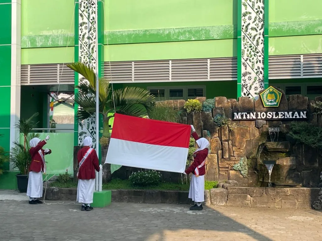 MTsN 10 Sleman Laksanakan Upacara HUT ke-80 Kemerdekaan  RI dengan Hikmat