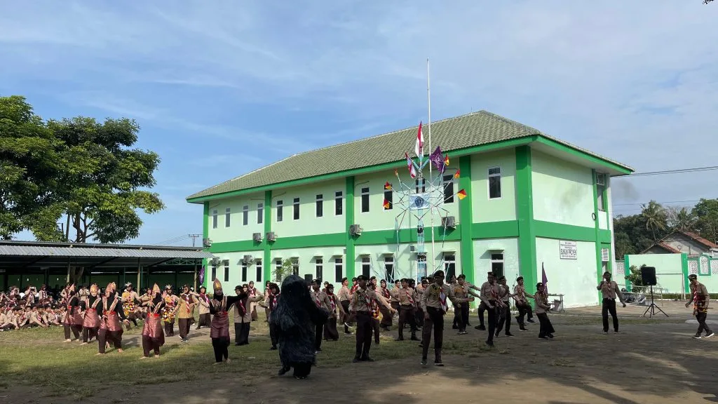 Pesona Tari Baralek Gadang dan Kreasi Semaphore Memukau Setelah Upacara Hari Pramuka MAN 5 Sleman