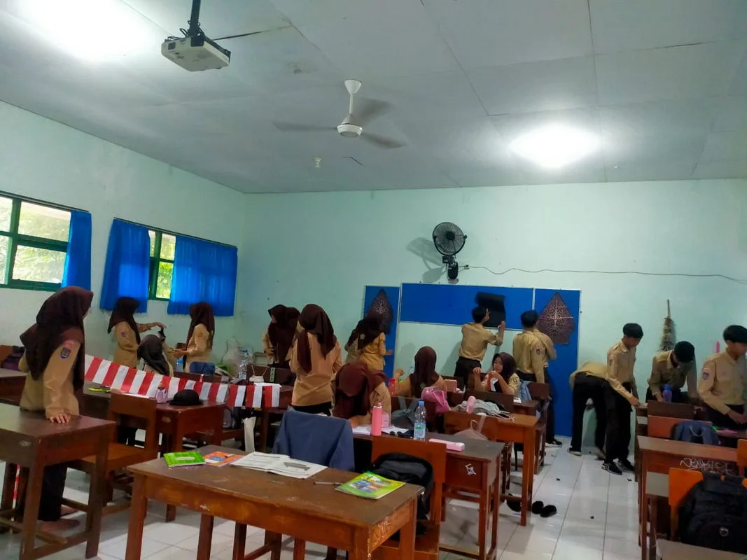 Sambut HUT RI ke-80, Siswa MAN 5 Sleman Lakukan Persiapan Lomba dan Hias Kelas