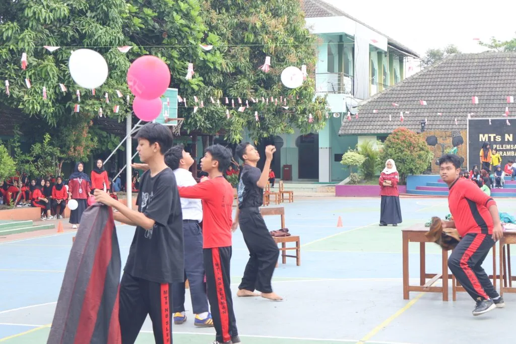 Serunya Lomba Melipat Sarung Warnai Perayaan HUT RI ke-80 di MTsN 8 Sleman