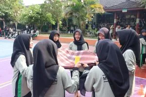 Tegang dan Seru! Lomba Penyelamatan Gelas Air dalam Perayaan HUT RI ke-80 MTsN 8 Sleman