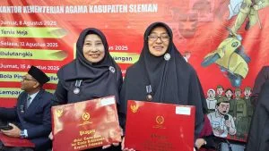 Dua Guru MTsN 9 Sleman Menerima Penghargaan Satyalancana Karya Satya
