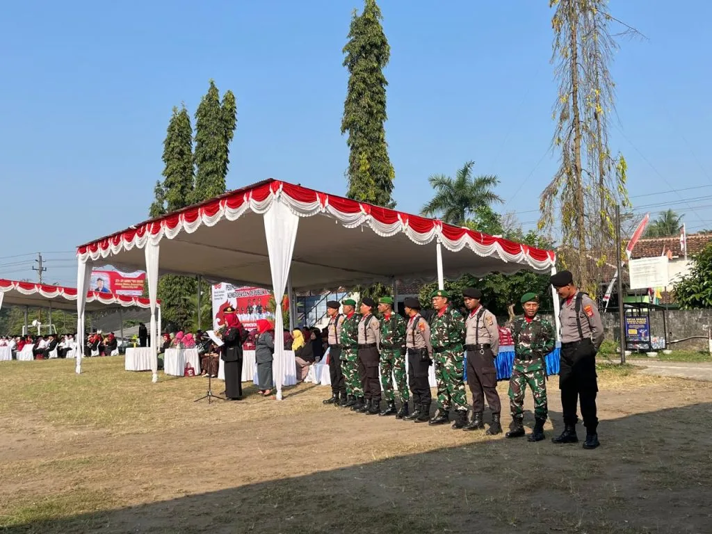 Kepala MTsN 2 Sleman Ajak Siswa Kelas VIII A Peringati HUT RI di Lumbungrejo