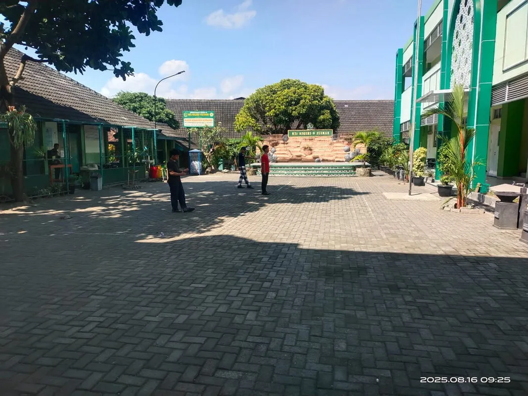 Paskibraka dan Tim Paduan Suara MTsN 9 SLeman Gelar Gladi Bersih Upacara HUT ke-80 RI