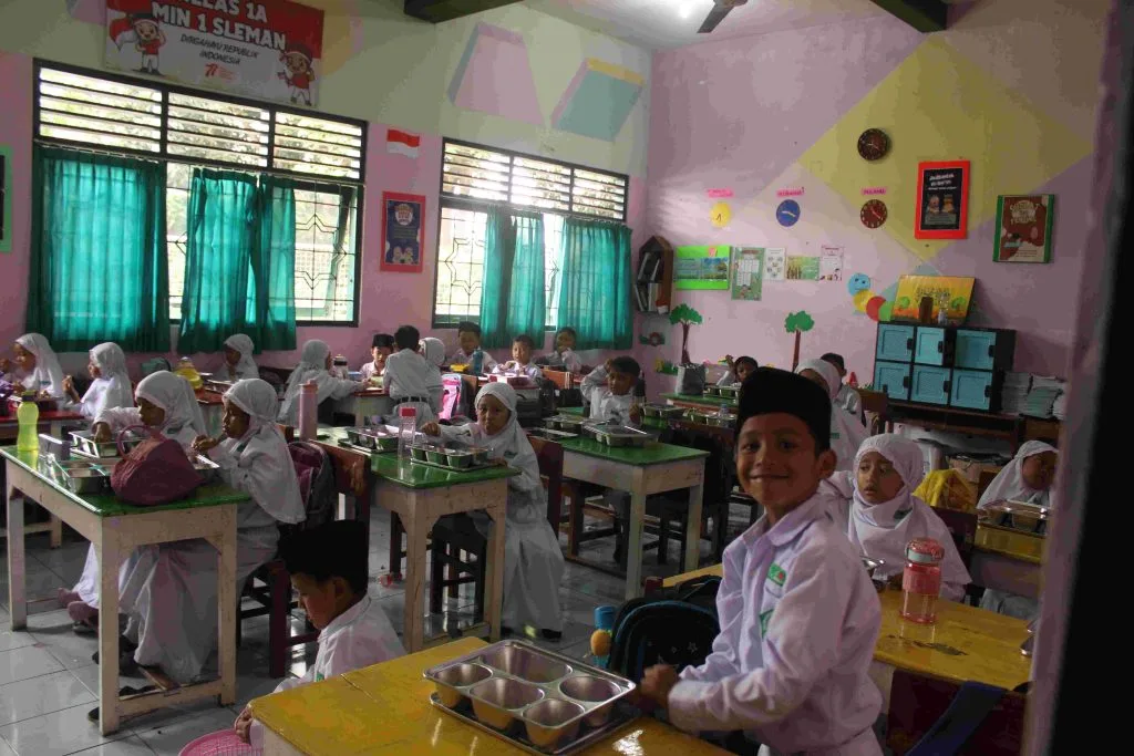 Penyaluran Program MBG MIN 1 Sleman Hari Pertama Berjalan Tertib