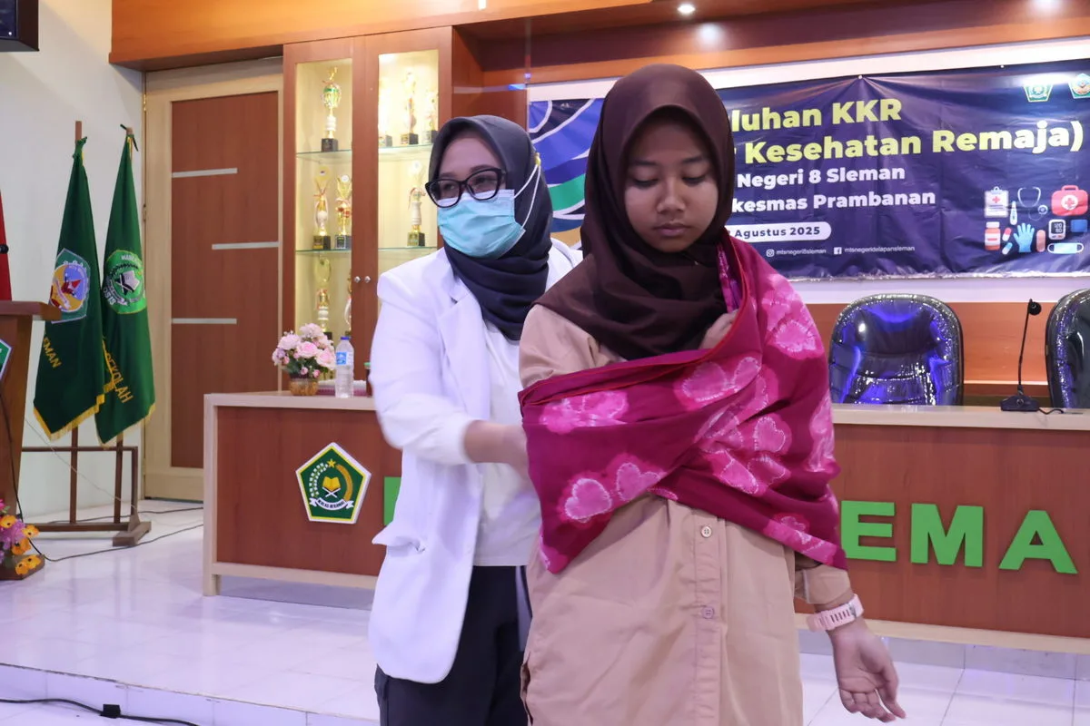 Siswa MTsN 8 Sleman Antusias Ikuti Simulasi Pertolongan Pertama dalam Penyuluhan KKR