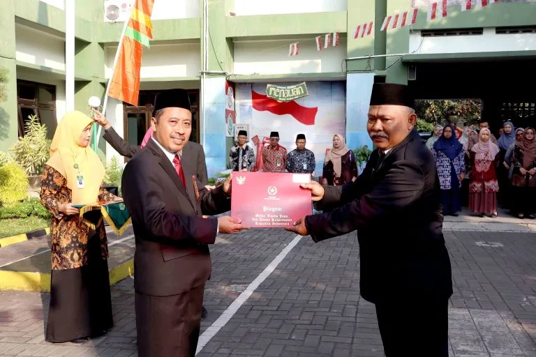 Beberapa Guru MTsN 8 Sleman Terima Penghargaan Satya Lencana Karya Satya