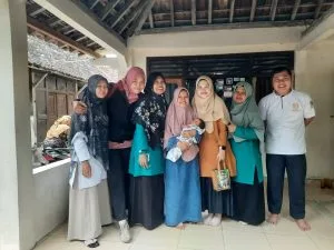 Keluarga MTsN 8 Sleman Hadiri Syukuran Kelahiran Putri Ketiga Bu Anita