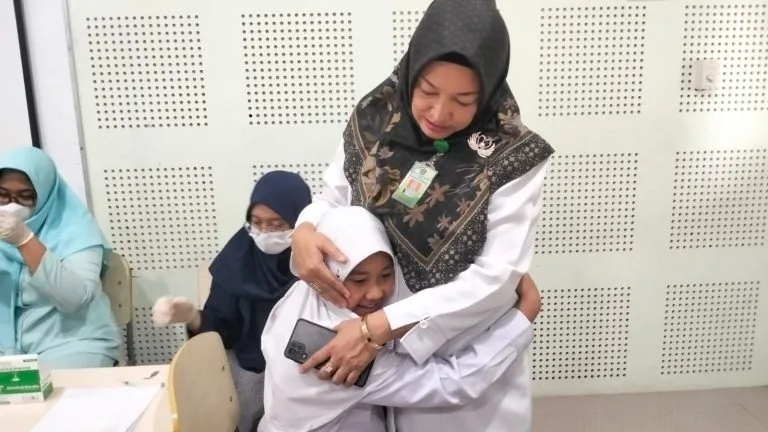 Kepala MTsN 9 Sleman Dampingi dan Beri Semangat Siswa Saat Imunisasi Hepatitis A