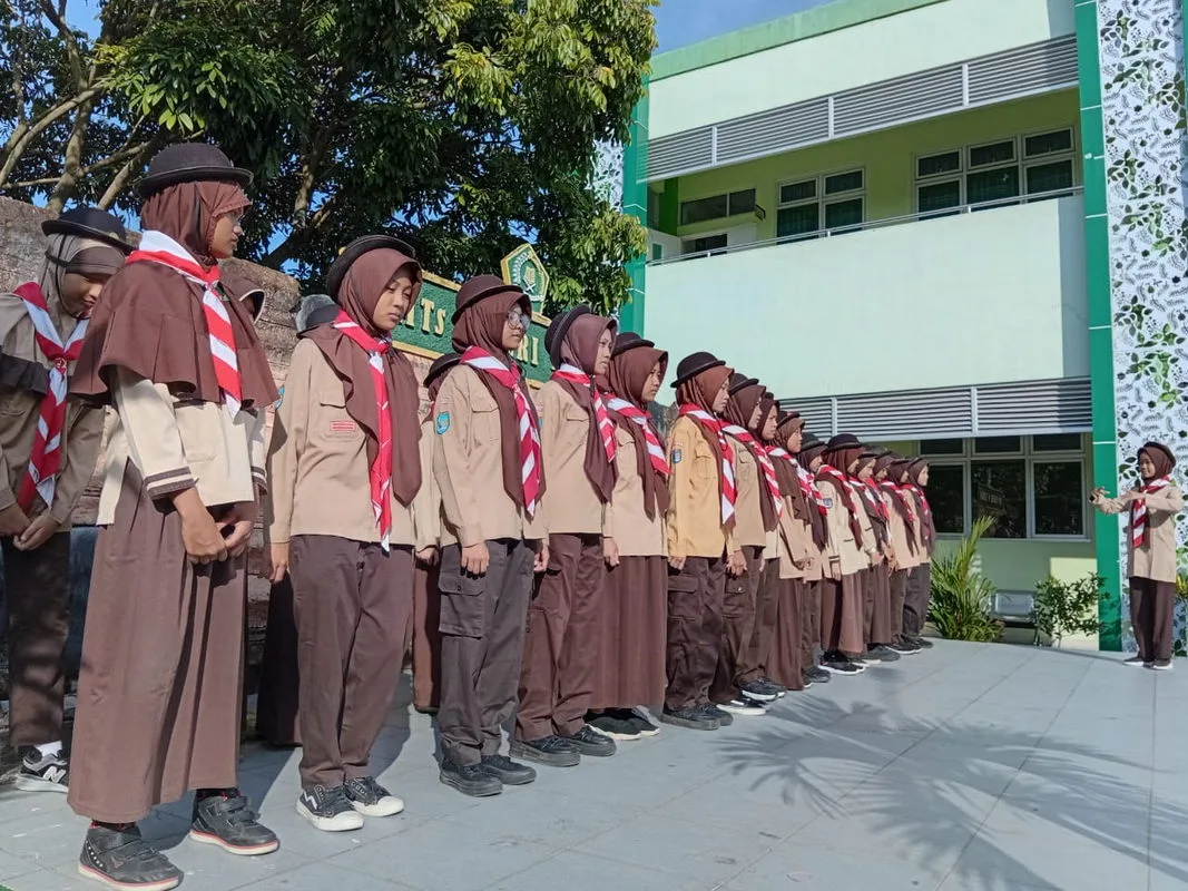 MTsN 9 Sleman Hidupkan Semangat Hari Pramuka dengan Hymne Syahdu