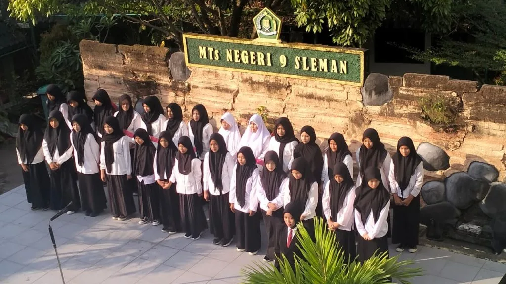 Paduan Suara MTsN 9 Sleman Meriahkan Upacara HUT ke-80 RI