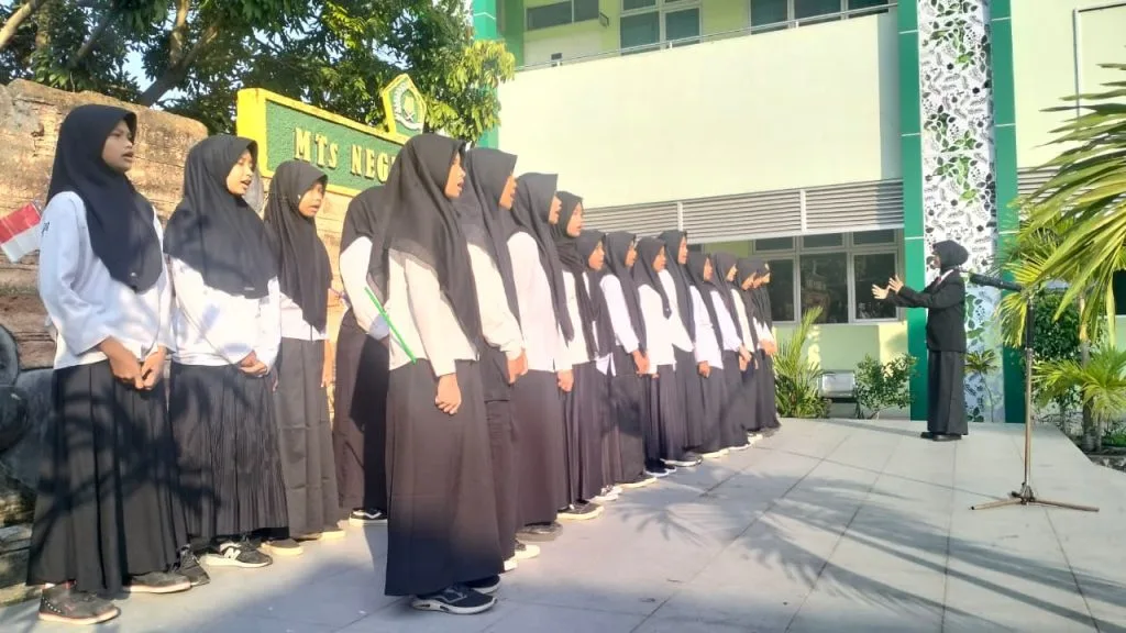 Paduan Suara MTsN 9 Sleman Tutup Upacara HUT ke-80 RI dengan Lagu Gebyar-Gebyar