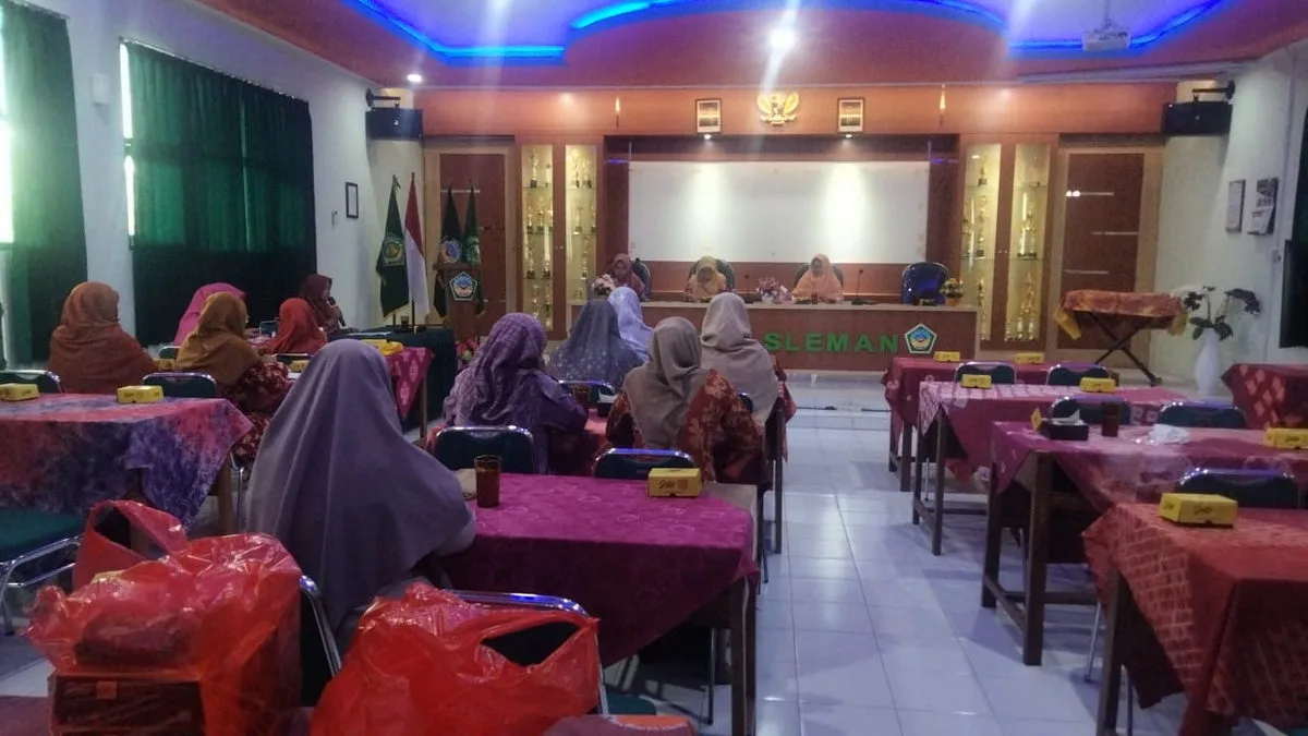 Hangatnya Kebersamaan Dharma Wanita MTsN 8 Sleman dalam Pertemuan Bulanan
