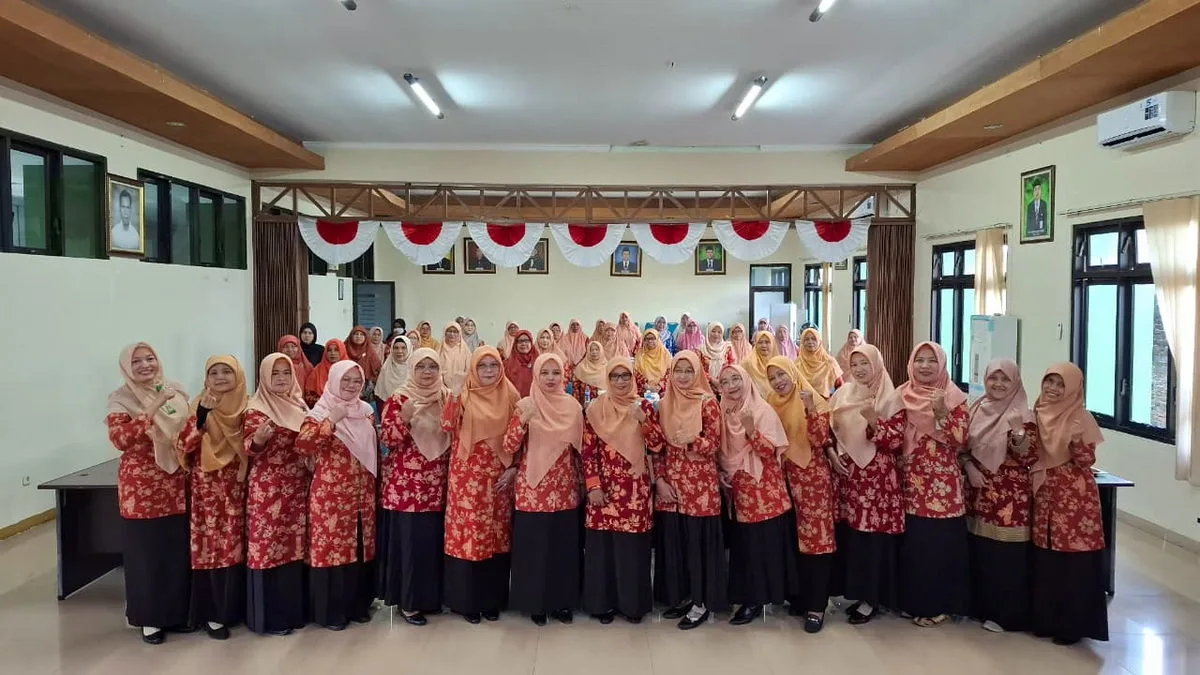 Kepala MTsN 9 Sleman Hadiri Pertemuan Rutin DWP Kemenag Sleman dengan Momen Pisah Sambut Ketua