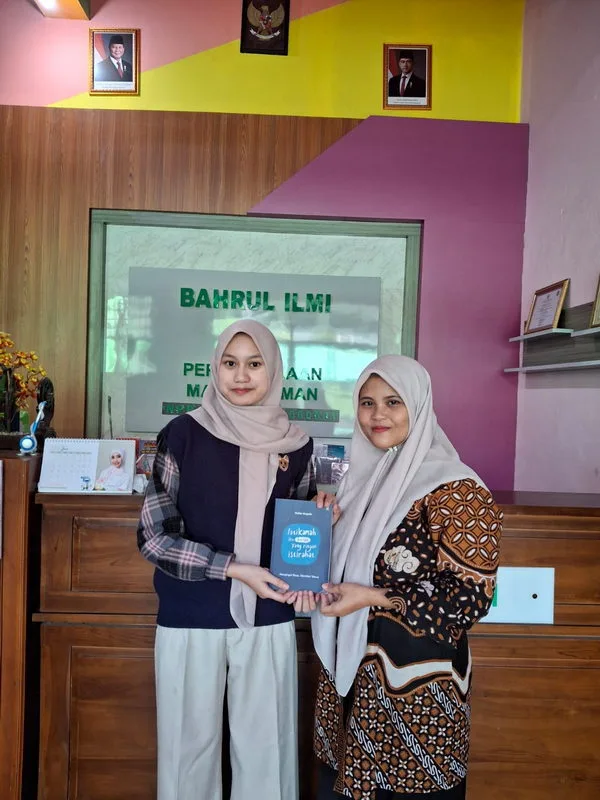 Sedekah Buku Alumni MAN 2 Sleman Tahun 2025, Perkuat Koleksi Perpustakaan Bahrul Ilmi